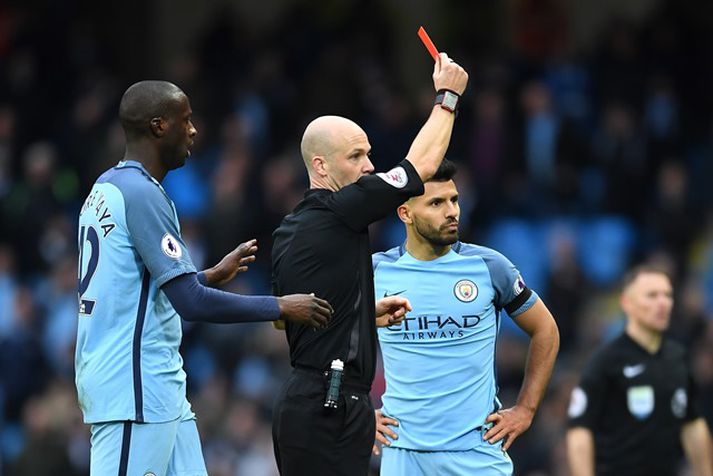 Anthony Taylor sýnir Sergio Agüero rauða spjaldið.