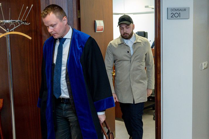 Ísidór og Einar Oddur verjandi hans eru sammála um að vopnalagabrotin hafi verið raunveruleg og skilaboðin óverjandi, en það hafi þó ekki verið sýnt fram á raunverulegan undirbúning hryðjuverka.