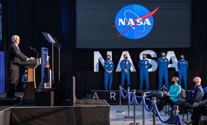 Fimm geimfarar voru á fundi NASA í gær þar sem hópurinn var kynntur. Mike Pence, varaforseti, sagði að næstu geimfararnir til að ganga á tunglinu væru í hópnum.