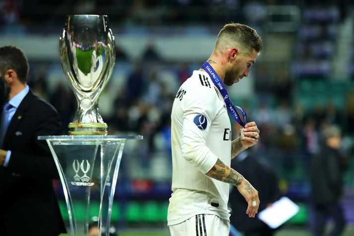 Sergio Ramos, fyrirliði Real Madrid, gengur framhjá bikarnum í gær. Það hafði hann ekki þurft að gera áður sem leikmaður Real Madrid.