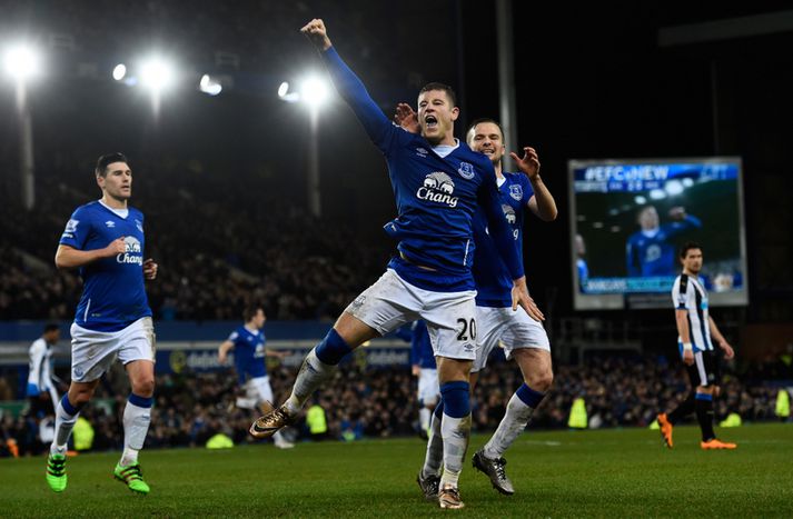 Ross Barkley fagnar öðru marka sinna í kvöld.