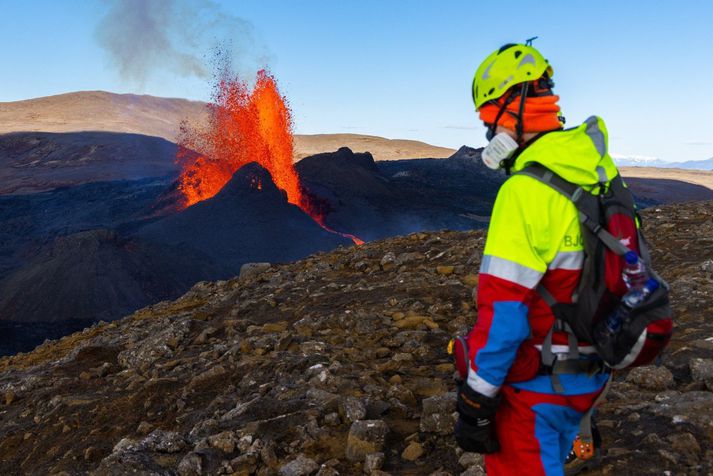 Aukið flæði hefur haldist í hendur við hækkandi kvikustróka og öfluga framrás hraunsins í Meradölum.