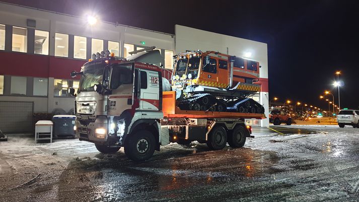 Snjóbíll björgunarsveitarinnar Ársæls í Reykjavík kominn á flutningabíl og tilbúinn að fara norður í land.