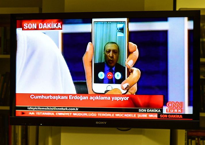 Fólk þusti út á götur eftir að Erdogan ávarpaði þjóð sína í gegnum Facetime.