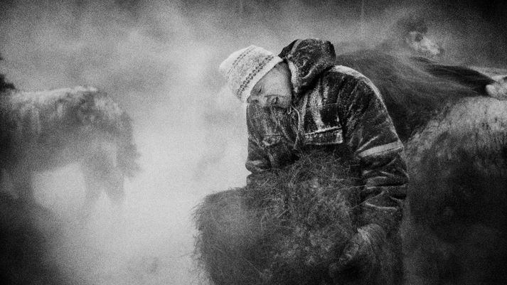 Fyrsti þáttur nýrrar þáttaraðar af RAX Augnablik fjallar um storm undir Eyjafjöllum.