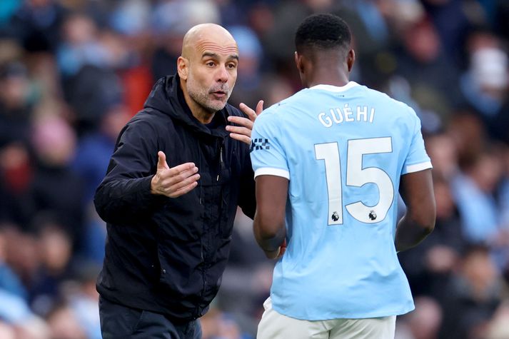 Pep Guardiola, knattspyrnurstjóri Manchester City, ræðir við Marc Guehi í fyrsta leik hans með félaginu.