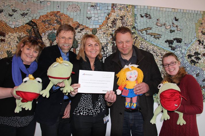 Bergur Helgason, framkvæmdastjóri Aðalskoðunar, Friðrikka Auðunsdóttir, skrifstofustjóri Aðaskoðunar, Bjarney Lúðvígsdóttir frá Geðveikum jólum. Frá BUGL Ólafur Ó. Guðmundsson, Hrefna Harðardóttir og Linda Kristmundsdóttir.