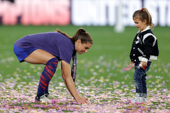 Bandaríska landsliðskonan Alex Morgan er leikmaður San Diego Wave en hér er hún með dóttur sinni Charlie Elena Carrasco eftir sigur bandaríska landsliðsins í Gullbikarnum á dögunum.