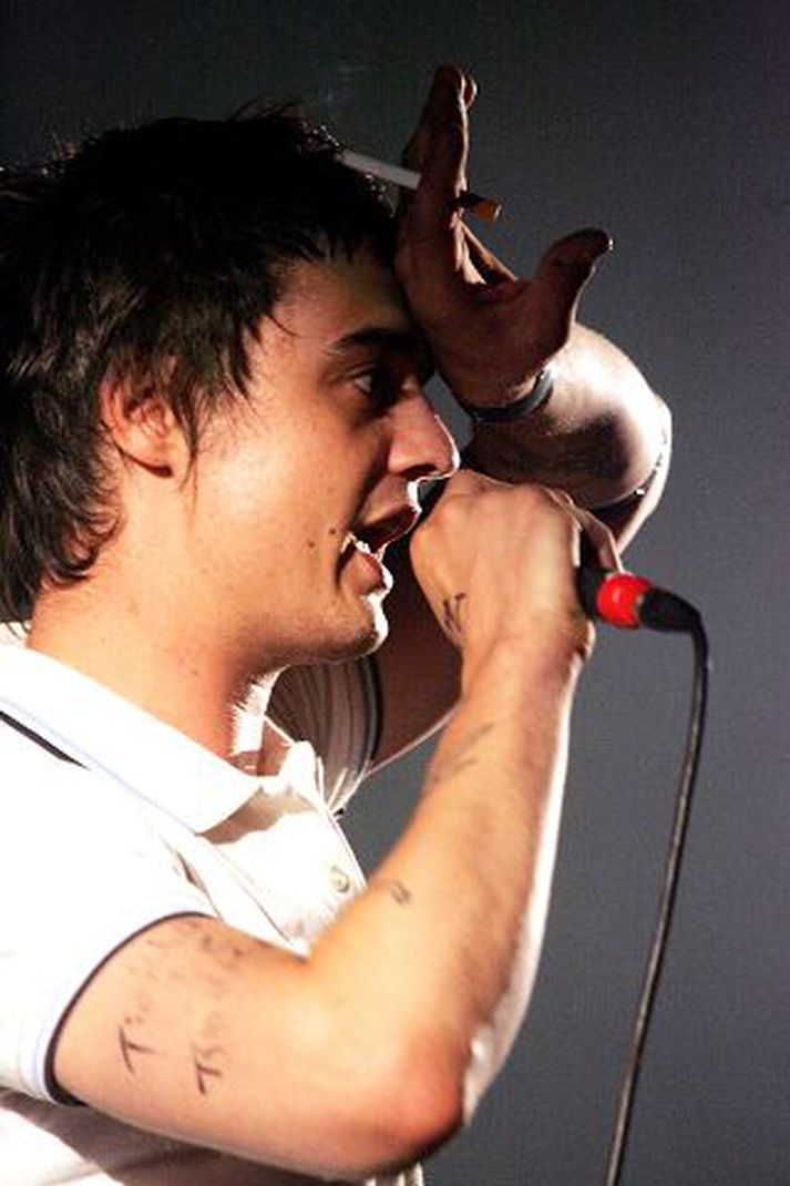 Pete Doherty syngur um dópneyslu sína.