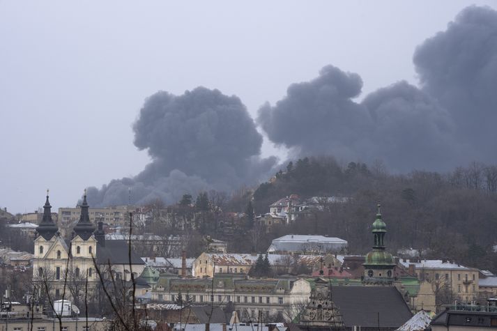 Yfirvöld í Úkraínu segja Rússa halda áfram að gera árásir í útjaðri borgarinnar og einangra íbúa frá Chernihiv og Kharkiv í norðri og Mariupol í suðri.