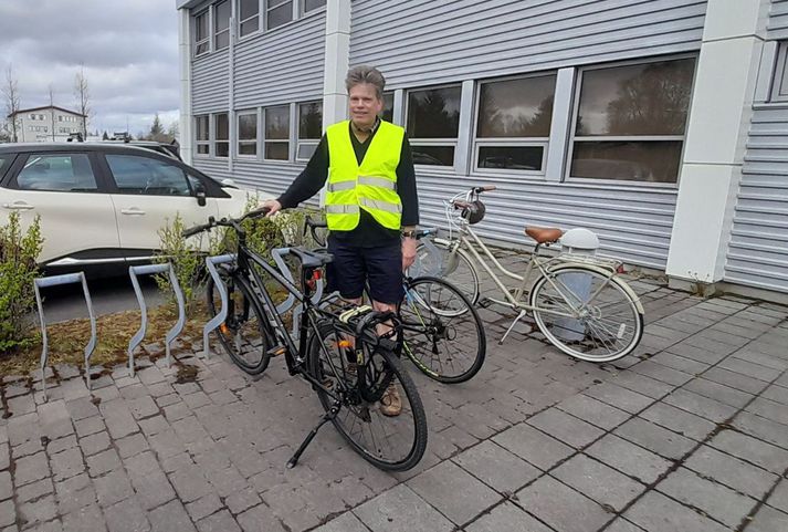 Einar Örn við hjólið sitt þegar hann mætti í vinnuna í morgun hjá Matvælastofnun á Selfossi.