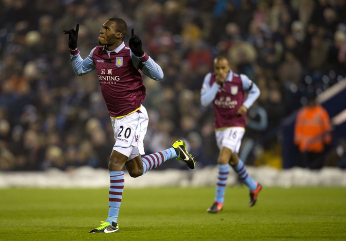 Benteke fagnar glæsimarki sínu í kvöld.