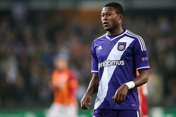 Mbemba er einhvers staðar á bilinu 20-26 ára.