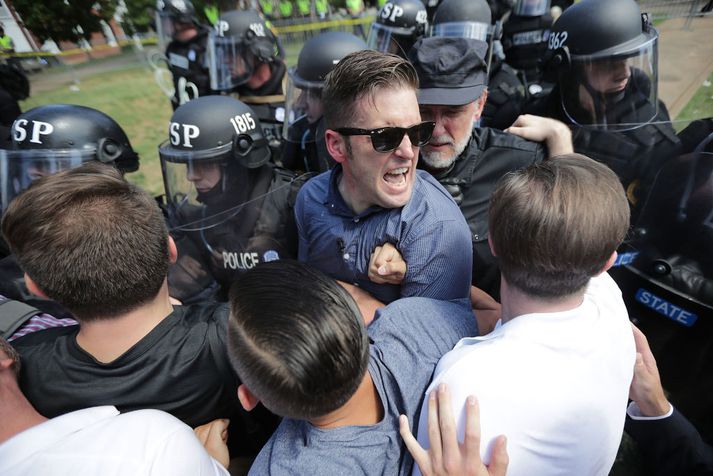 Richard Spencer er þekktur leiðtogi hvítra þjóðernissinna í Bandaríkjunum. Hann sést hér í átökum við lögreglu í Charlottesville í Virginíu í ágúst í fyrra eftir fjöldafund sem hvítir þjóðernissinnar, nýnasistar og vopnaðir varaliðsmenns héldu til að mótmæla því að stytta af Robert E. Lee, hershöfðingja Suðurríkjanna í þrælastríði Bandaríkjanna, hafi verið fjarlægð.