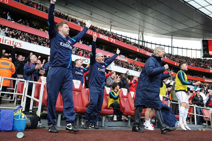 Arsene Wenger fagnar hér ásamt aðstoðarmönnum sínum í leiknum á móti Tottenham á síðustu leiktíð.