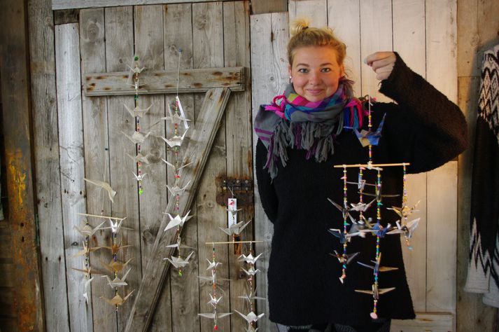 Hera Sigurðardóttir föndrar Origami list í Flatey.