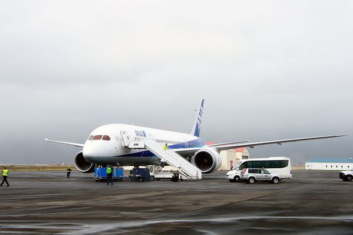 Boeing 787 Dreamliner á Keflavíkurflugvelli. Gangi áætlanir eftir verður þessi þota afhent japanska flugfélaginu Air Nippon Airlines (ANA) á fyrri hluta næsta árs. Flugprófanir þotunnar sem Boeing segir byltingarkennda standa yfir þannig að færa megi sönnur á flughæfni hennar. Fréttablaðið/ÓKÁ