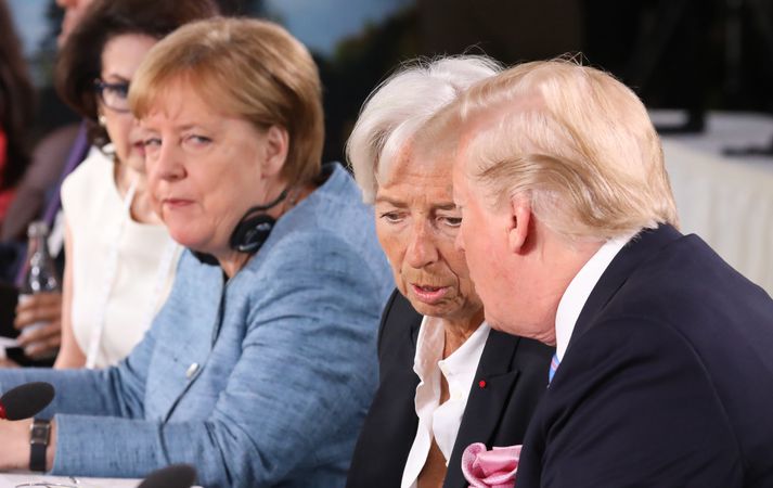 Angela Merkel segist vonsvikin með ákvörðun Donald Trump að draga til baka stuðning sinn við yfirlýsingu G7 ríkjanna