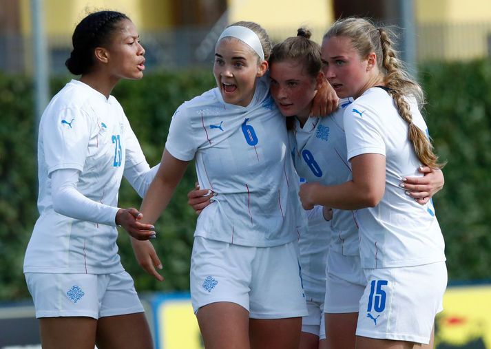 Sveindís Jane Jónsdóttir, Andrea Rán Snæfeld Hauksdóttir, Karólína Lea Vilhjálmsdóttir og Alexandra Jóhannsdóttir urðu Íslandsmeistarar með Breiðabliki í fyrra, undir stjórn Þorsteins. Hér fagna þær marki Karólínu í vináttulandsleik gegn Ítalíu 13. apríl. Þær eru allar í hópnum sem mætir Írum.