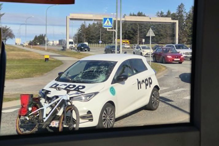 Framrúða bílsins er illa farin.