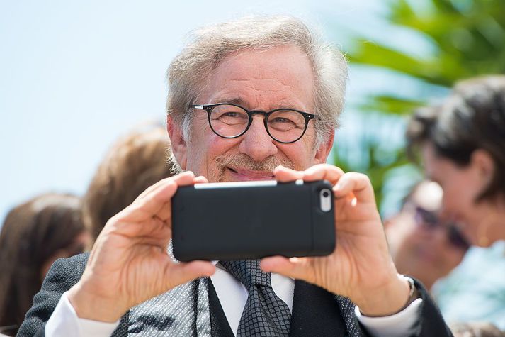 Spielberg hefur leikstýrt og framleitt fjölda kvikmynda undanfarin sextíu ár. Myndbandið við lagið Mannætu eftir Marcus Mumford er hins vegar fyrsta tónlistarmyndbandið sem Spielberg leikstýrir á sínum ferli.