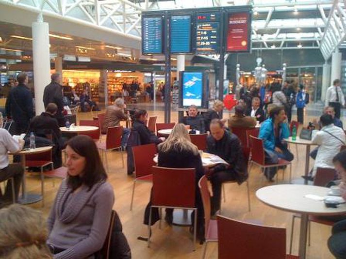 Farþegar biðu rólegir í Leifsstöð í morgun þegar ljóst varð að truflanir urðu á flugsamgöngum. Mynd/ Frikki.