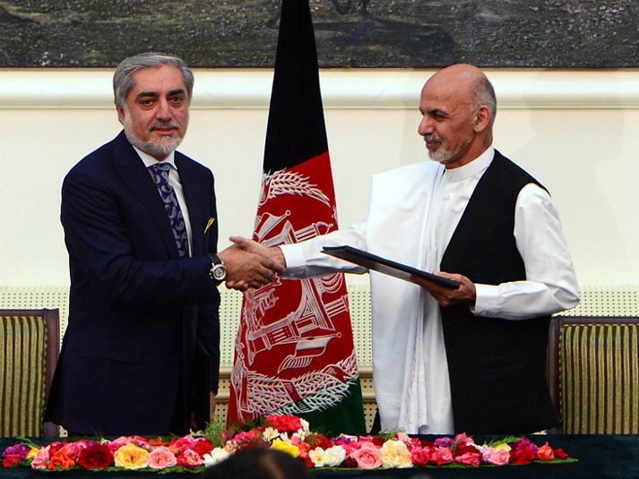 Abdullah Abdullah (til vinstri) og Ashraf Ghani, (til hægri), verðandi forseti Afganistans, voru ánægður með samkomilagið.
