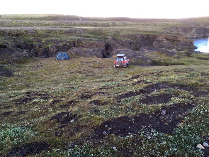 Sumir ferðamenn láta sér ekki nægja að aka bílum sínum á viðkvæmum náttúrusvæðum, heldur tjalda þar einnig. Þessi mynd var tekin sumarið 2016. Ferðamönnunum var vísað burt af svæðinu.