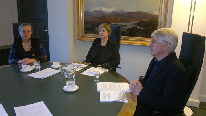Í nefndinni sitja Hjördís Hákonardóttir (fyrir miðju) Hrefna Friðriksdóttir og Jón Friðrik Sigurðsson.