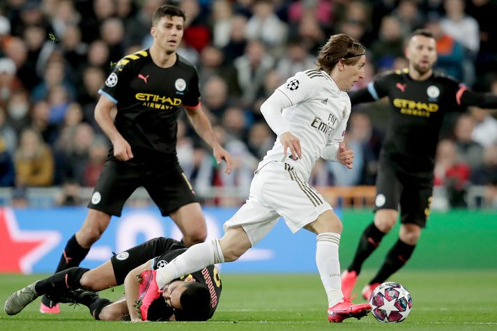 Luka Modric með boltann í leiknum við Man. City í kvöld.