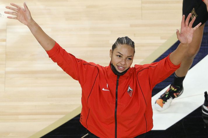 Liz Cambage svaraði fyrir sig á samfélagsmiðlum og þjálfarinn var sektaður og settur í bann.