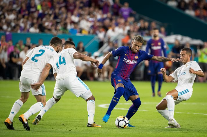 Neymar umkringdur liðsmönnum Real Madrid, stuttu áður en að hann gekk til liðs við PSG.