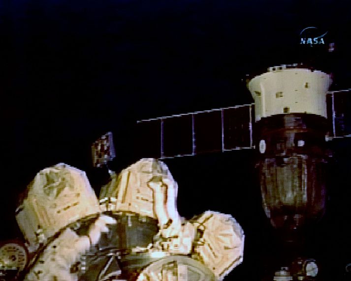 Geimfararnir Robert Curbeam og Christer Fuglesang sjást hér að störfum við alþjóðlegu geimstöðina.