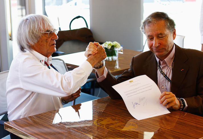 Bernie Ecclestone og Jean Todt skrifa undir nýjan umgjarðarsamning fyrir F1 í Ungverjalandi 2013.