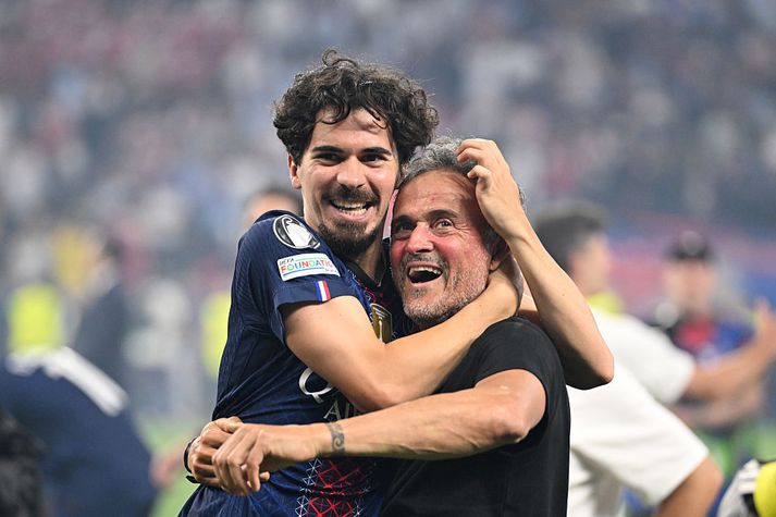 Luis Enrique er ákaflega vinsæll í París, eins og gefur að skilja. Hér fær hann faðmlag frá Vitinha eftir annan Evrópumeistaratitil PSG í röð.