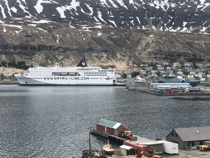 Norræna við bryggju á Seyðisfirði.