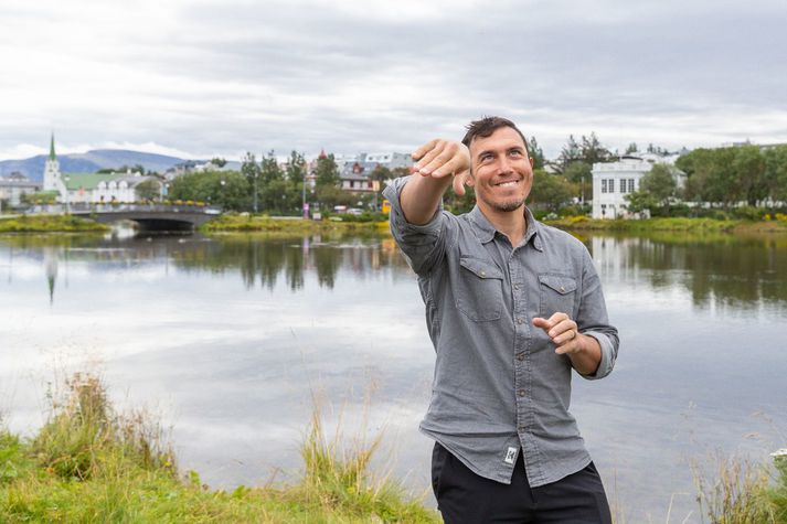 Chris Burkard ljósmyndari hefur nú flutt til Íslands og segir hendinguna Þetta reddast lýsa viðhorfum Íslendinga fjarskalega vel.