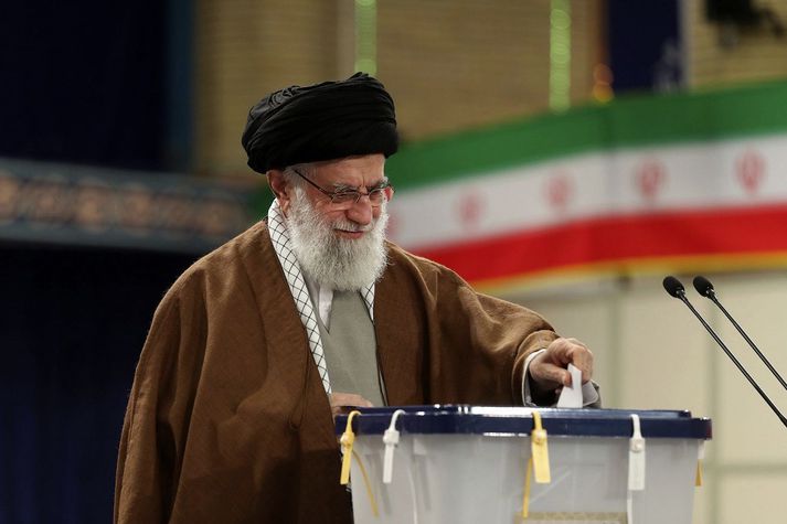 Ayatollah Ali Khamenei er æðsti stjórnandi Íran.