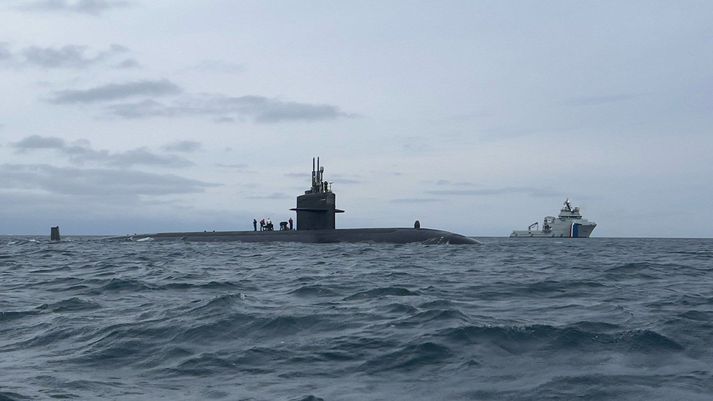 Varðskipið Freyja fylgir kafbátnum um landhelgina.