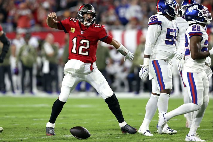 Tom Brady og félagar í Tampa Bay Buccaneers verða í eldlínunni í kvöld.