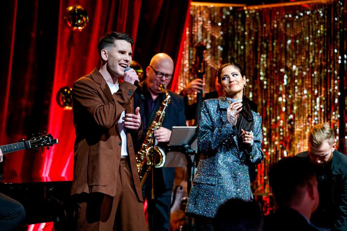 Júlí Heiðar og Þórdís Björk eru par en vinna líka mikið saman. Hér eru þau saman að syngja í Kryddsíld Stöðvar 2 árið 2022. 