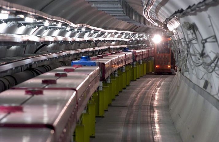 Öreindahraðallinn í CERN. Þarna þjóta öreindirnar hring eftir hring á ofsahraða, vísindamönnum stundum til mestu furðu.