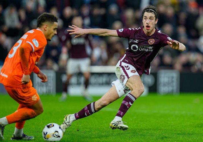 Tómas Bent Magnússon gefur ekkert eftir inni á vellinum og hér er hann í leik með Hearts og með bómull í nefinu.