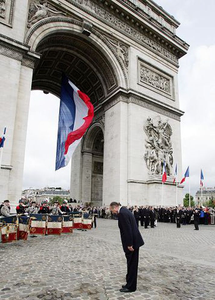 Chirac hneigir höfuðið við athöfn við sigurbogann í París.