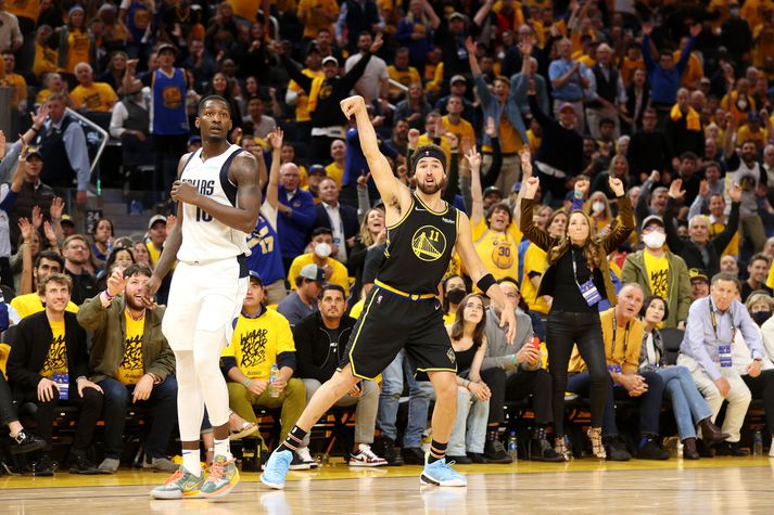 Klay Thompson var stigahæstur á vellinum þegar Golden State Warriors sigraði Dallas Mavericks í nótt.