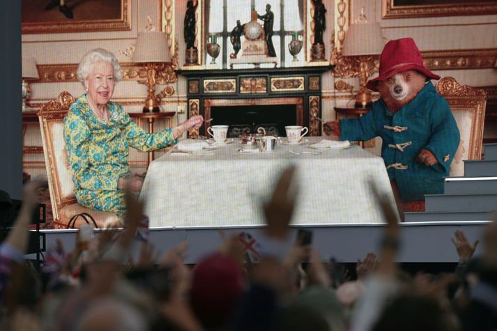 Hér má sjá mannfjöldann horfa á atriði drottningarinnar og Paddington fyrir framan Buckingham-höll í maí.