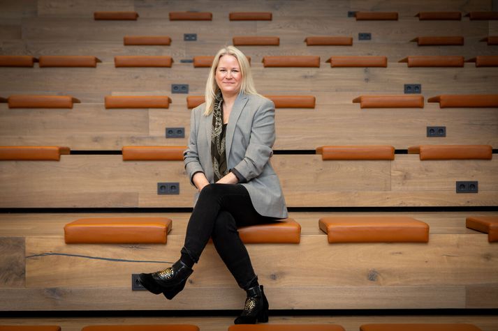 Fólk er menning, segir Kathryn Elizabeth Gunnarsson, Global Talent & People Experience hjá Alvotech um þá áskorun að skapa góða vinnustaðamenningu þar sem fólk er úr ólíkum áttum. Hjá Alvotech starfa 1100 á Íslandi en til viðbótar eru um 500 starfsmenn víðs vegar um heiminn.