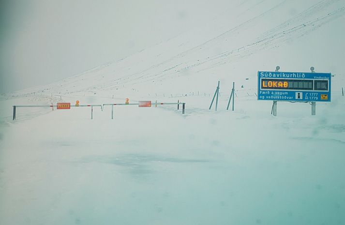 Veginum um Súðavíkurhlíð verður lokað í síðasta lagi klukkan ellefu í kvöld.