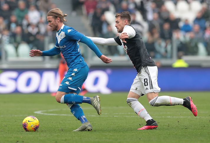 Birkir Bjarnason með boltann í leiknum gegn Juventus í dag.