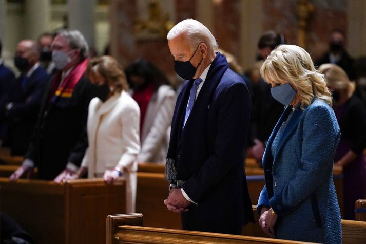 Joe og Jill Biden við messu í Matthíasardómkirkjunni í Washington-borg daginn sem hann tók við embætti forseta. Biskupar kaþólsku kirkjunnar vilja geta neitað honum að ganga til altaris vegna afstöðu hans til þungunarrofs.